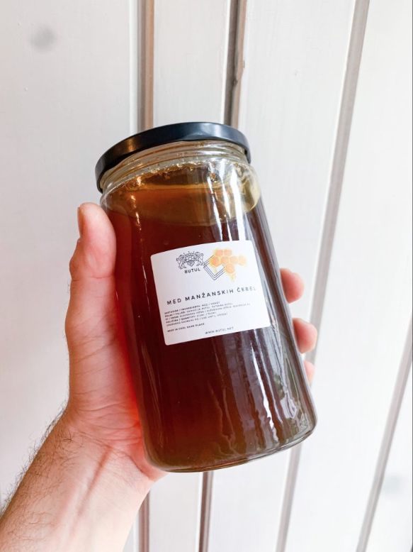 Izvirna fotografija cvetličnega medu manžanskih čebel Butul 212 ml v roki