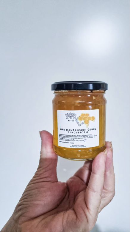 Original photograph of Butul 212 ml Manuka honey with ginger in hand