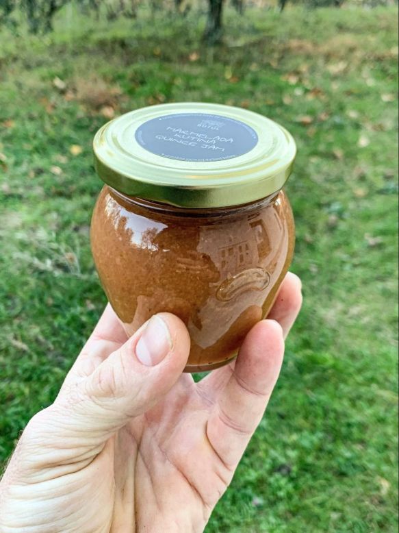 Izvirna fotografija kakijeve marmelade Butul v roki v sadovnjaku
