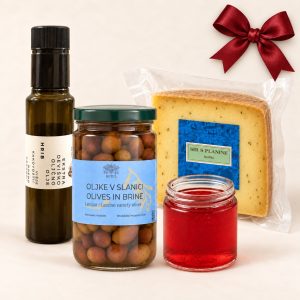 Dobrote za veliki darilni paket Butul: oljčno olje Hrib 100 ml, zeliščni sir približno 200 g, vinski žele 106 ml in oljke leccino 212 ml; vino izberete posebej.