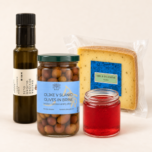 Dobrote za veliki darilni paket Butul: oljčno olje Hrib 100 ml, zeliščni sir približno 200 g, vinski žele 106 ml in oljke leccino 212 ml; vino izberete posebej.